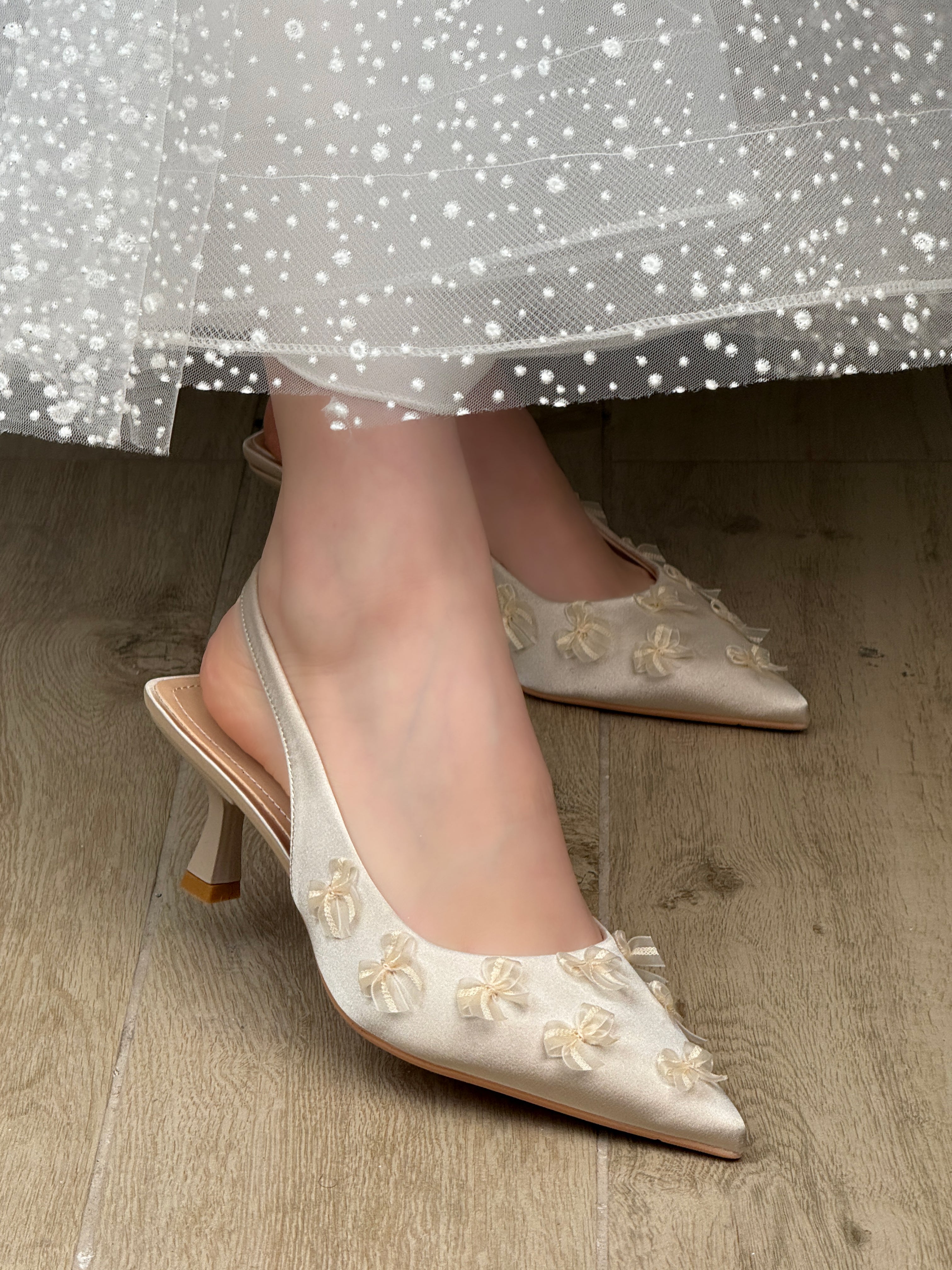 Bridal heels decorated with a bow