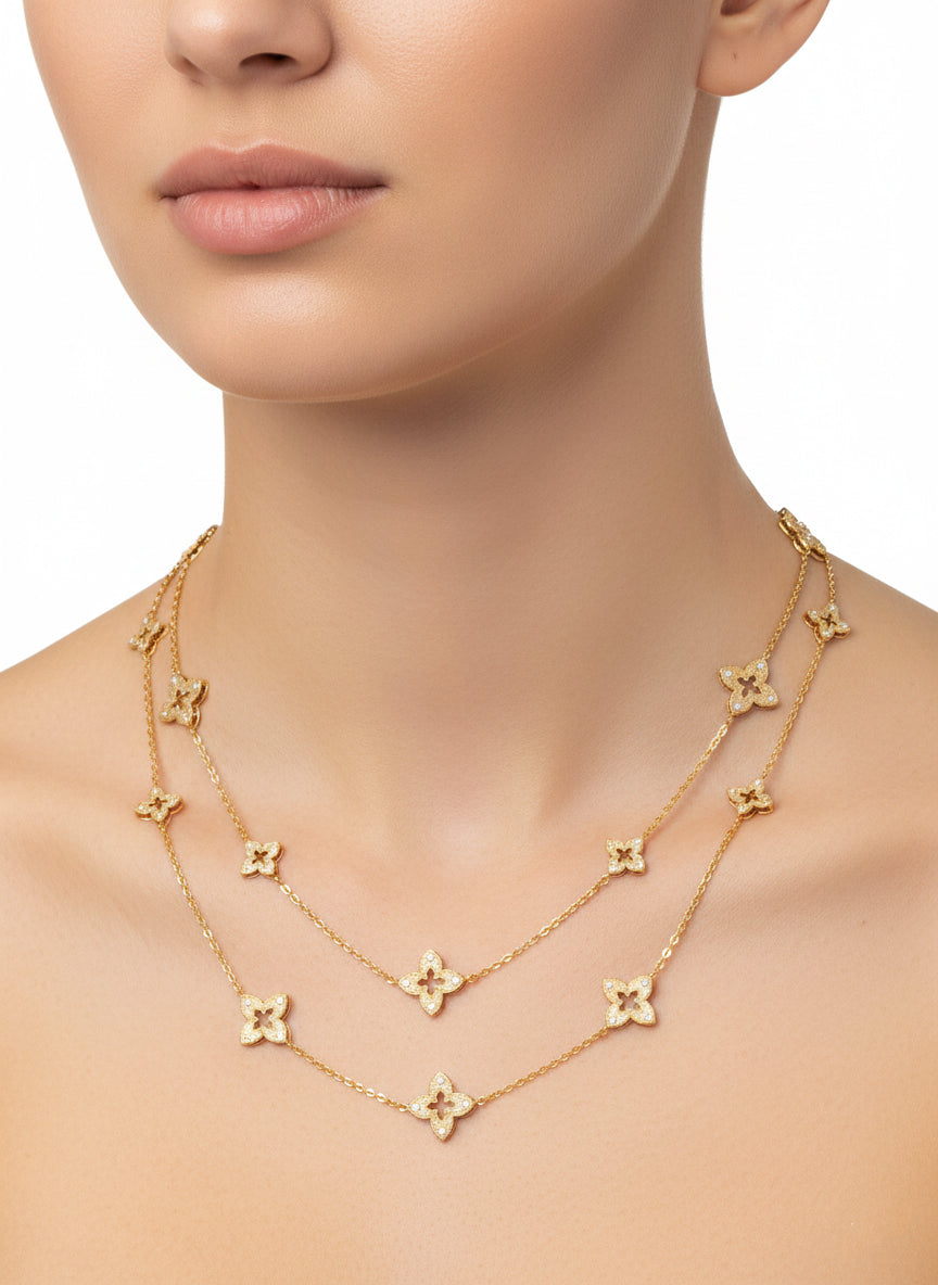 قلادة ذهبية اللون