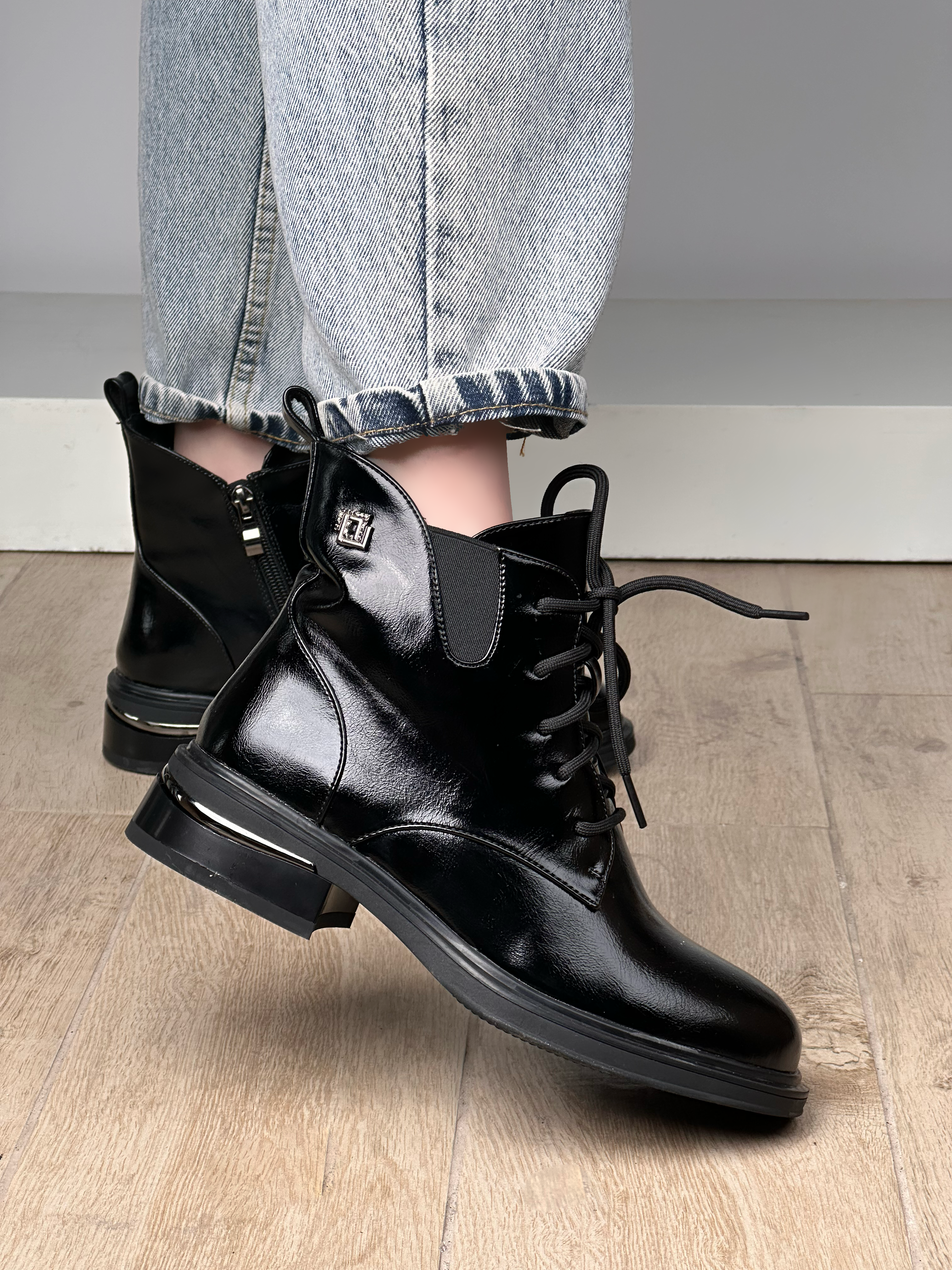 حذاء قصير من الجلد مزود بأربطة وسحاب جانبي