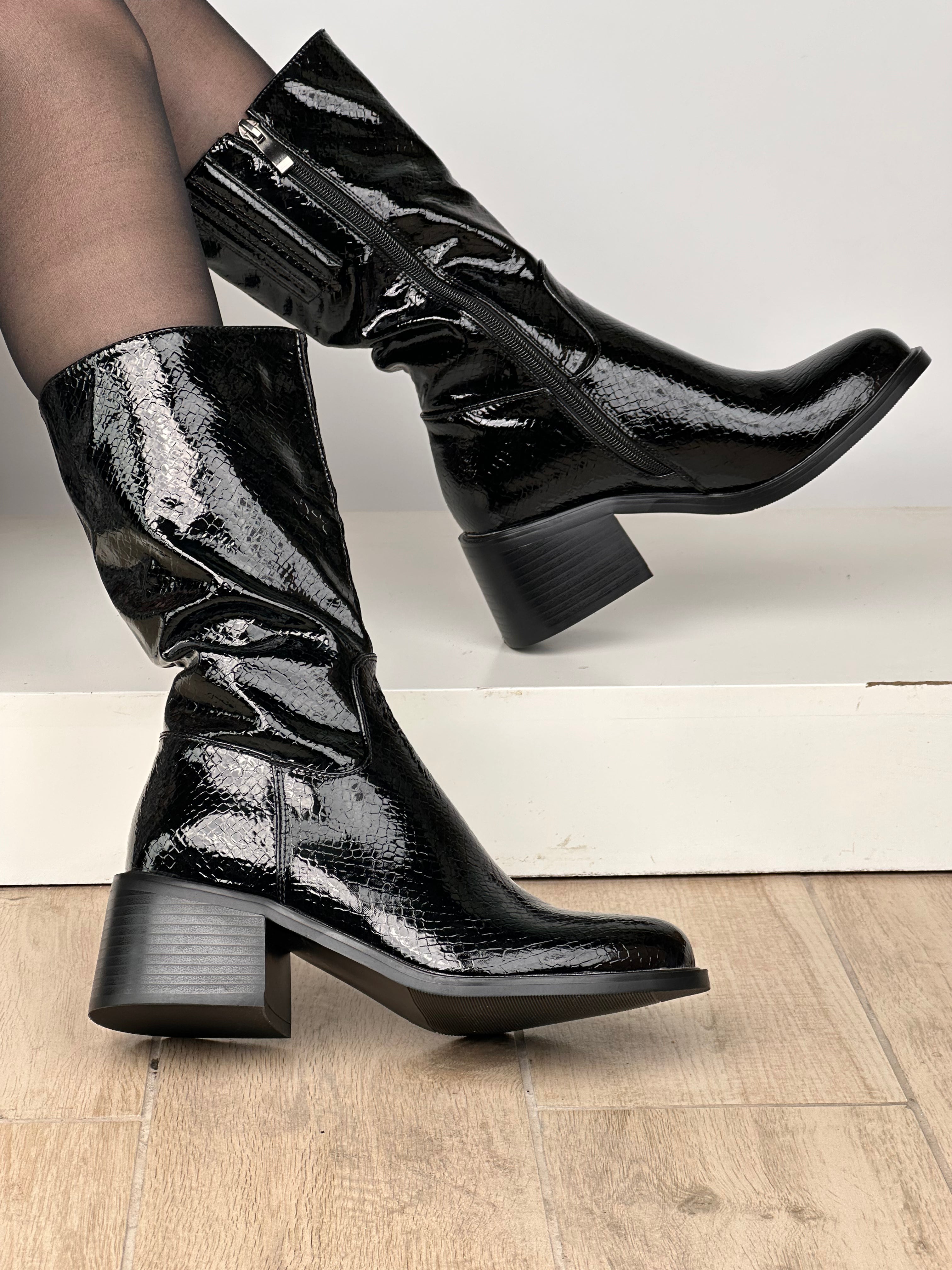 حذاء لامع بنقشة جلد الثعبان