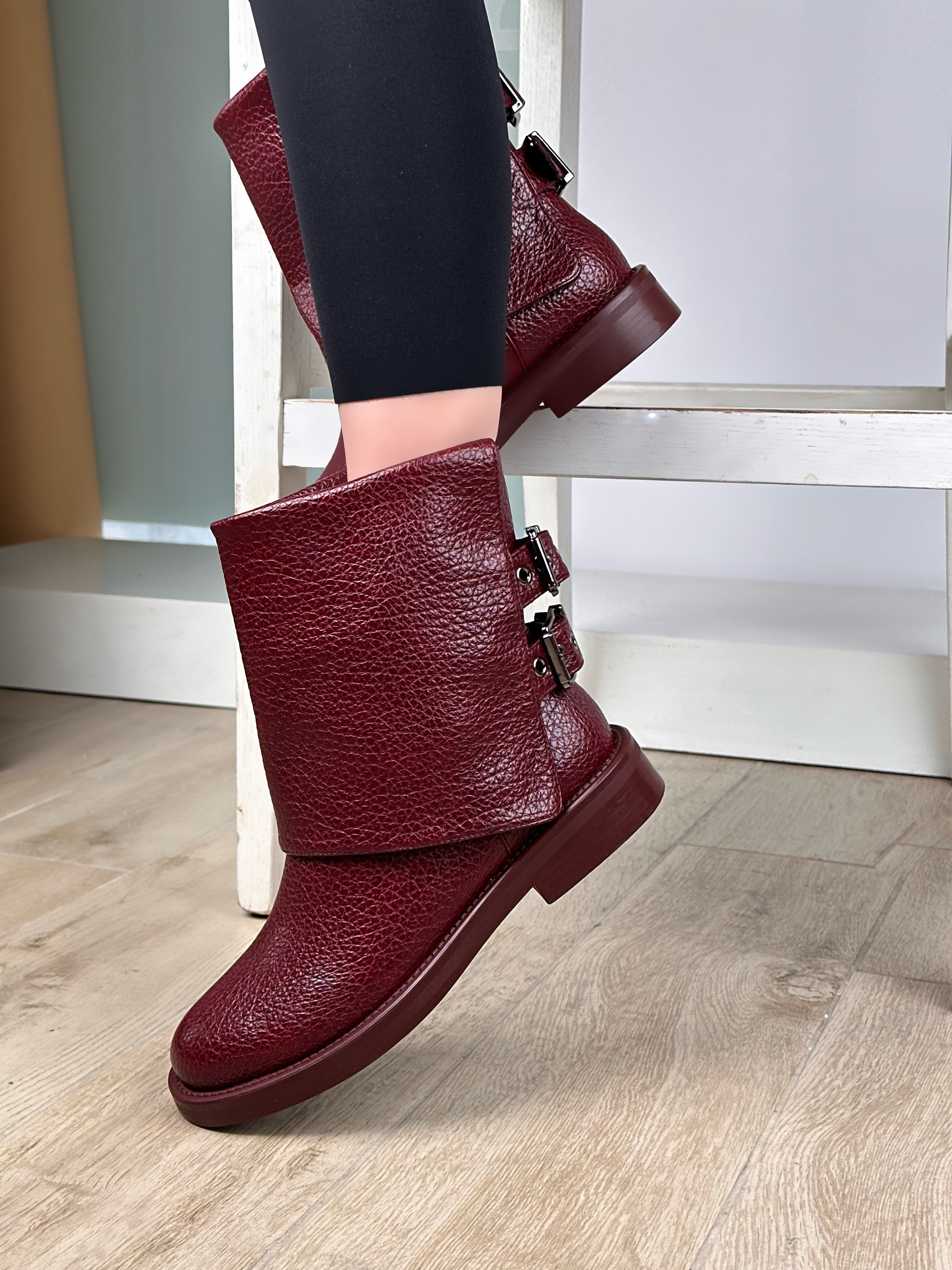 حذاء طويل قابل للطي مع مشبك خلفي