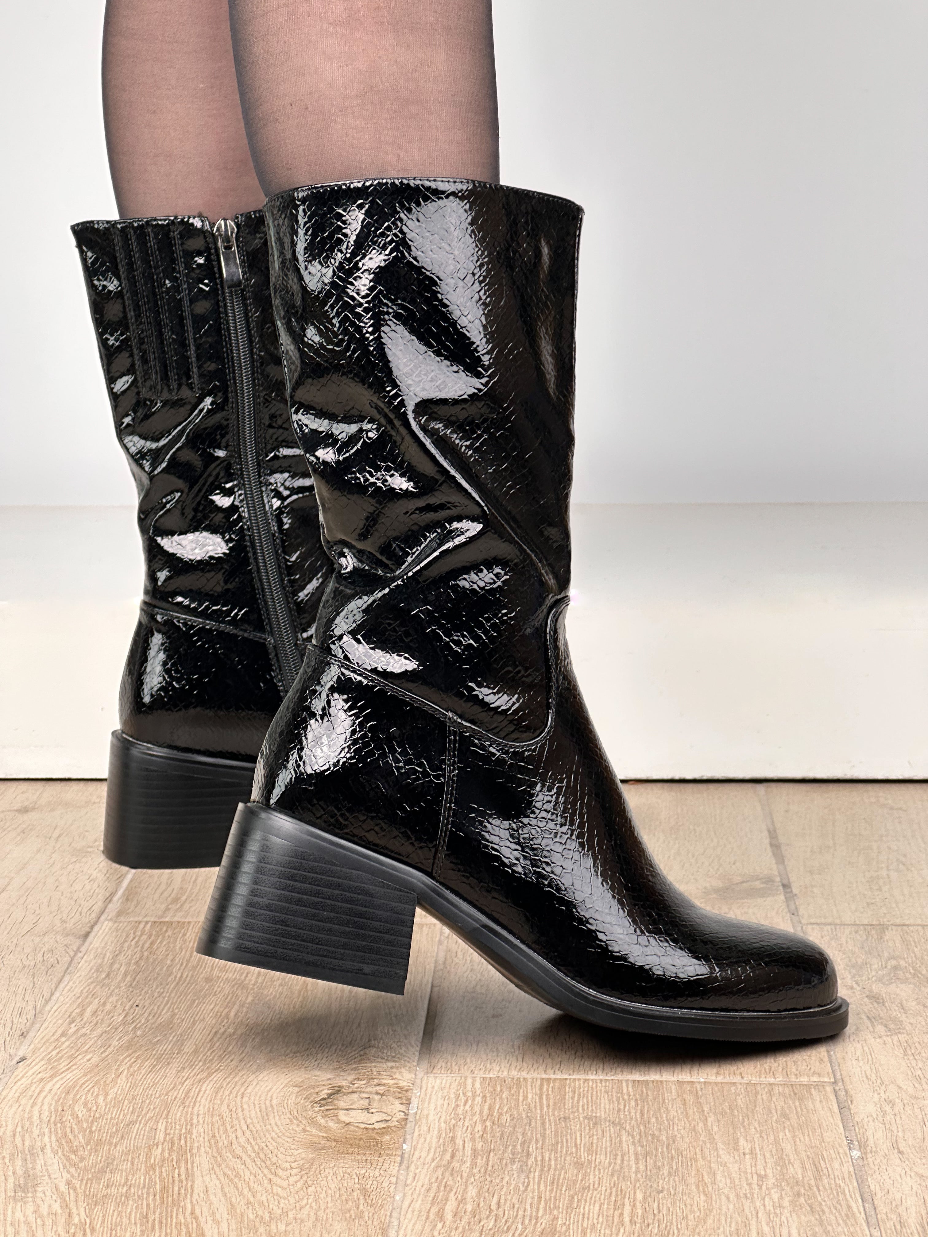 حذاء لامع بنقشة جلد الثعبان