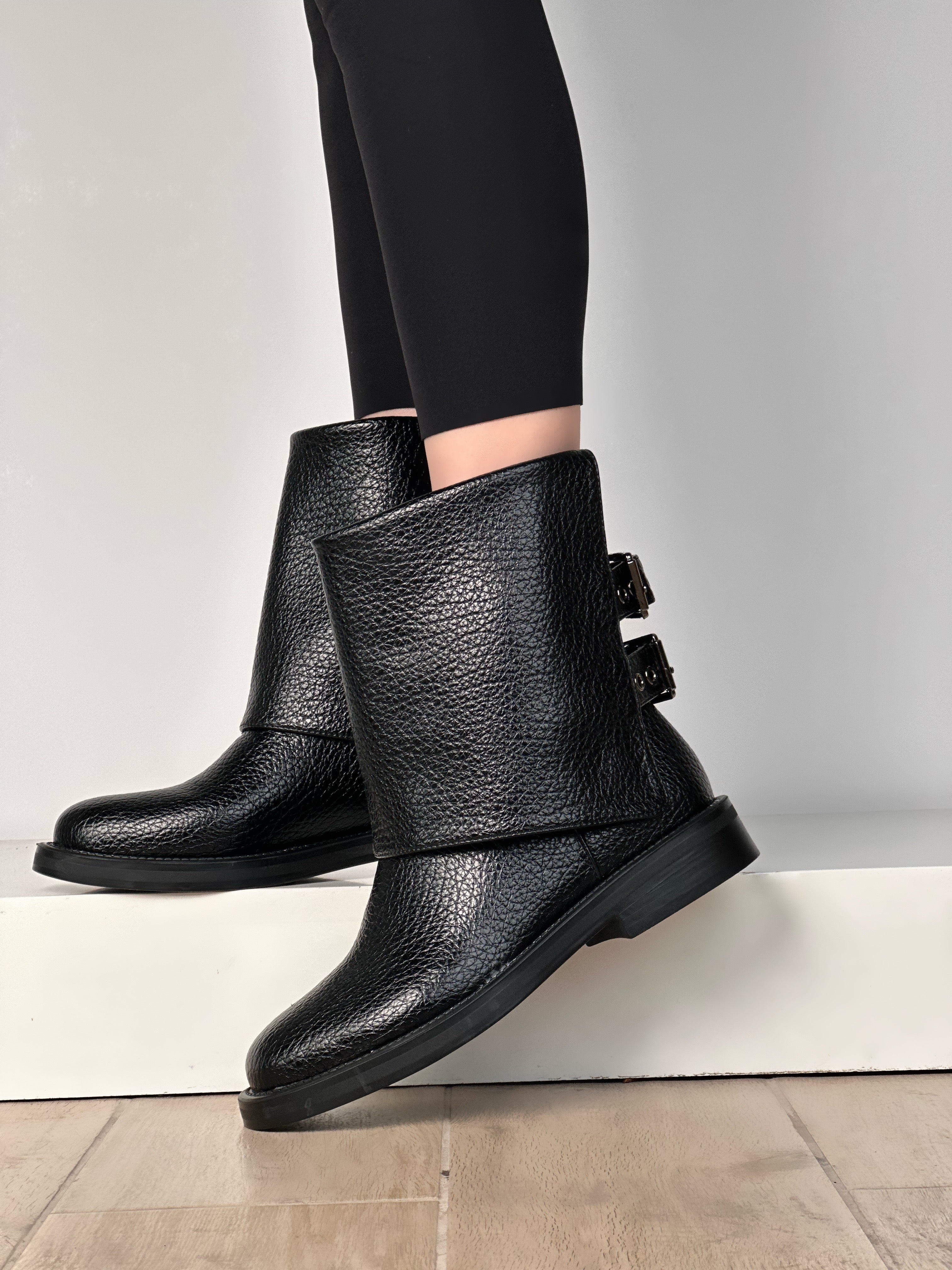 حذاء طويل قابل للطي مع مشبك خلفي