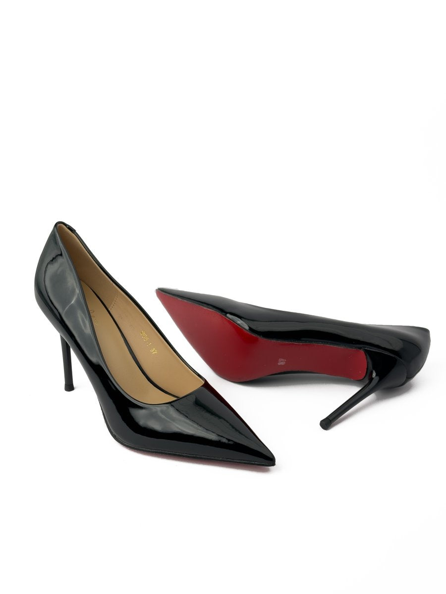 كعب من الجلد اللامع بنعل أحمر