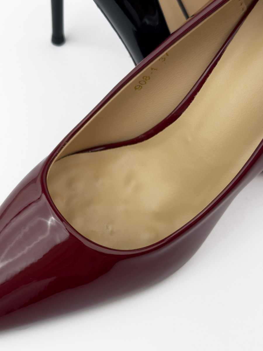 كعب من الجلد اللامع بنعل أحمر