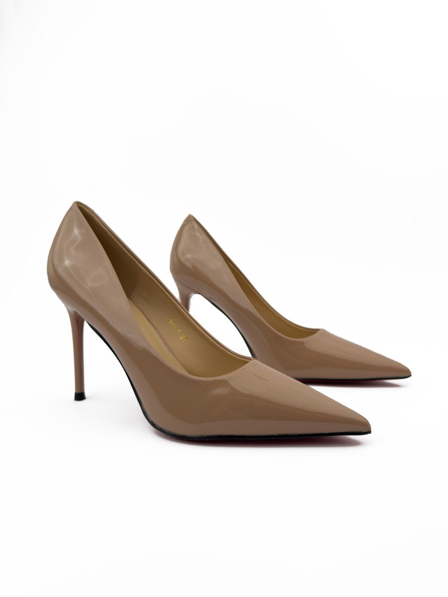 كعب من الجلد اللامع بنعل أحمر