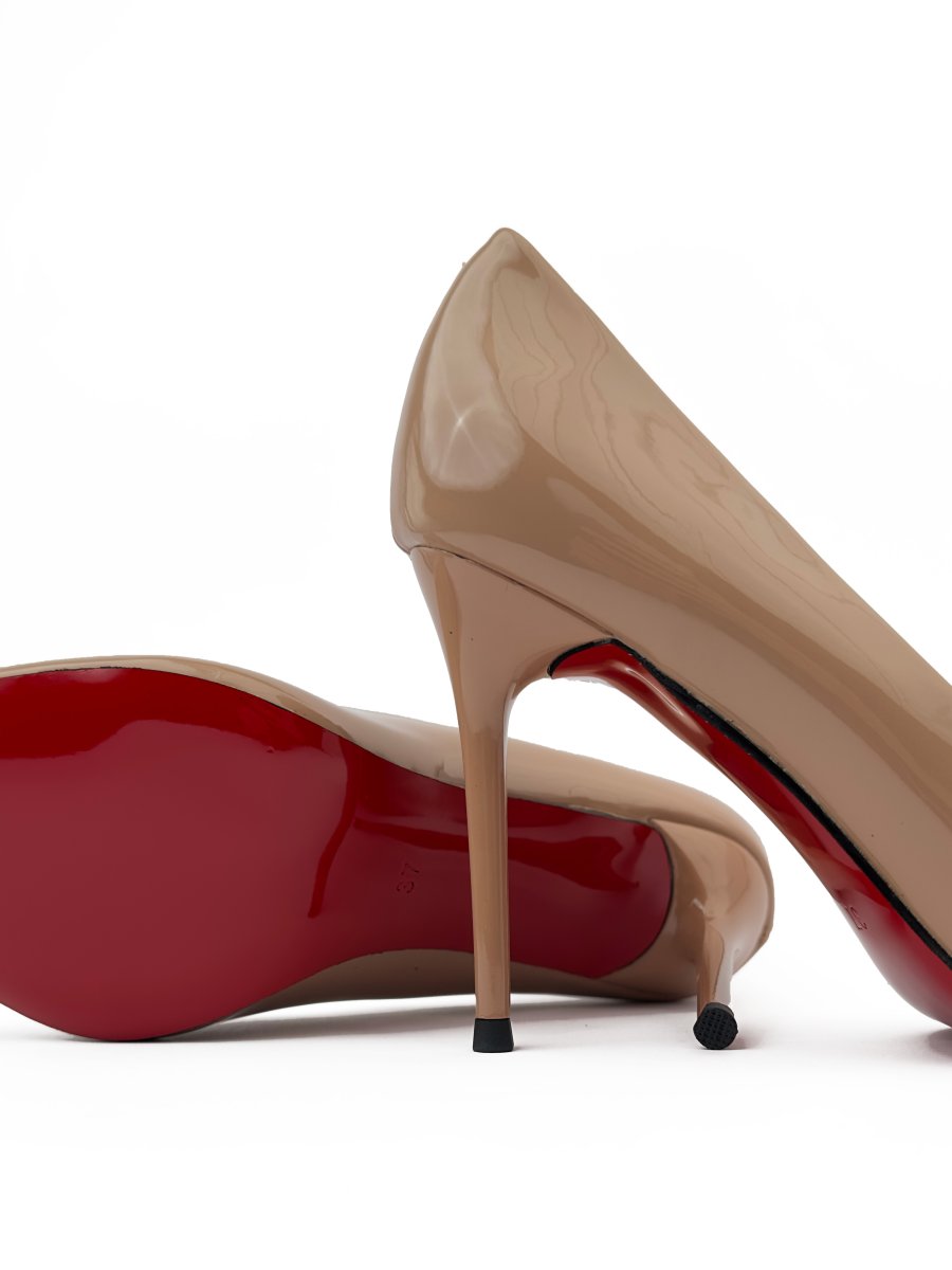 كعب من الجلد اللامع بنعل أحمر