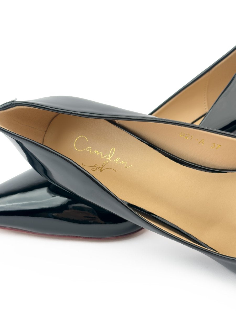 كعب من الجلد اللامع بنعل أحمر