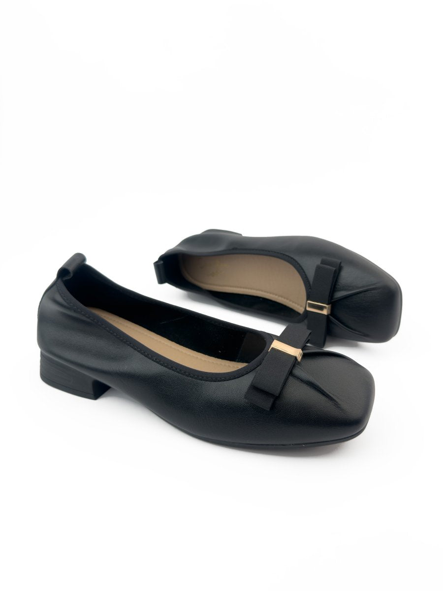 Ballerina flats with a short heel and bow