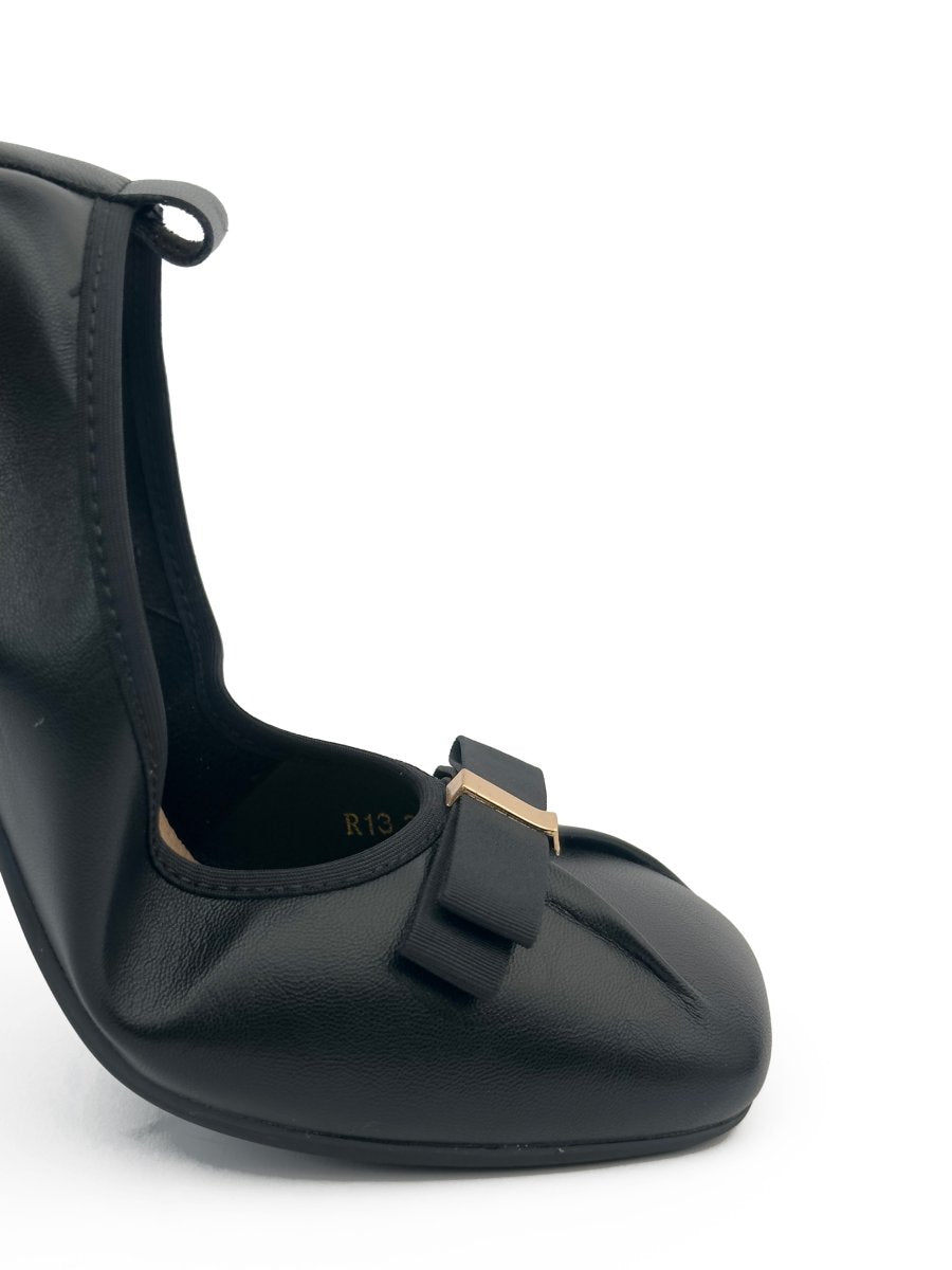 Ballerina flats with a short heel and bow