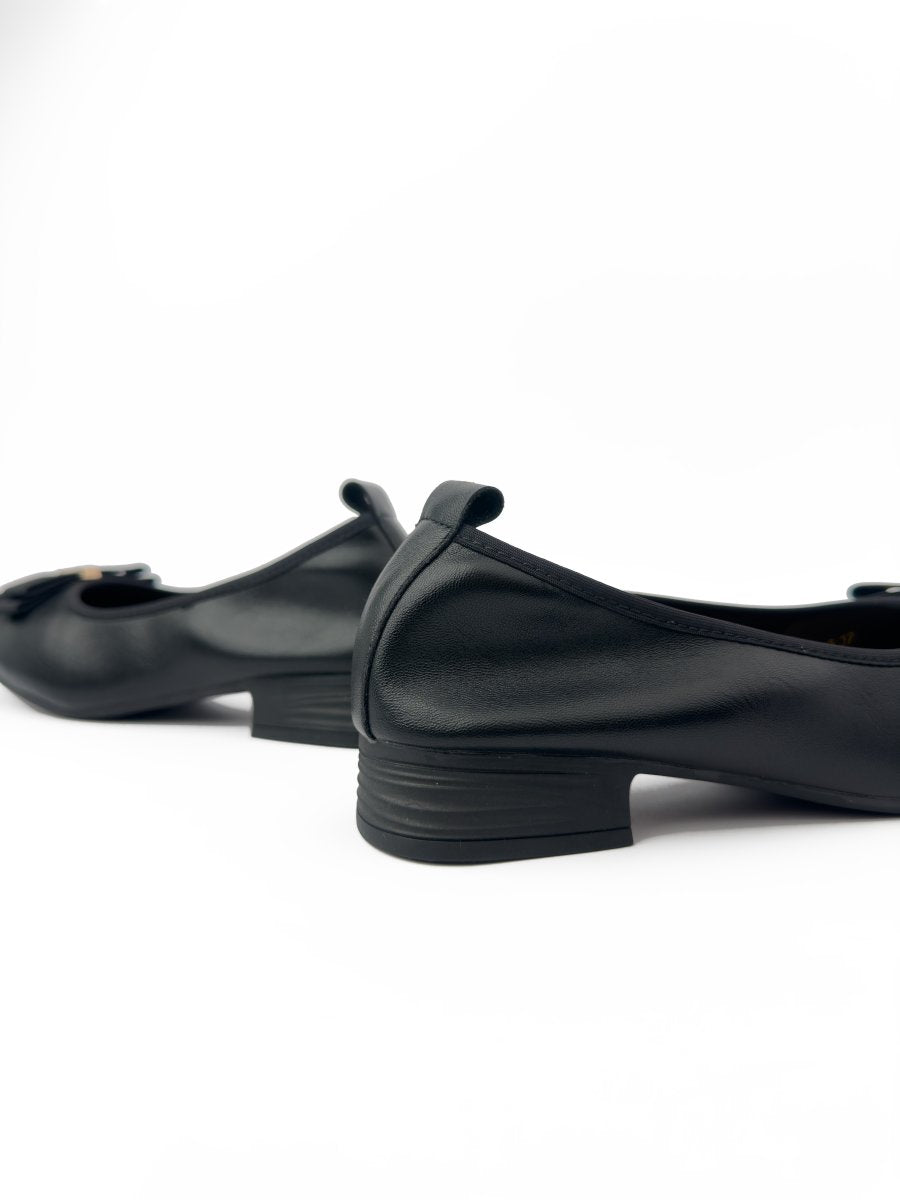 Ballerina flats with a short heel and bow