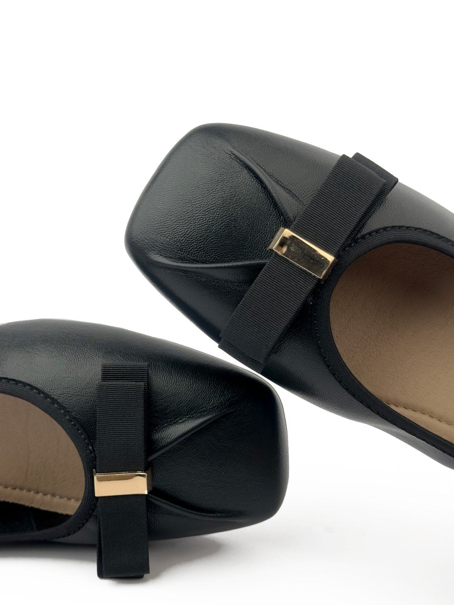 Ballerina flats with a short heel and bow