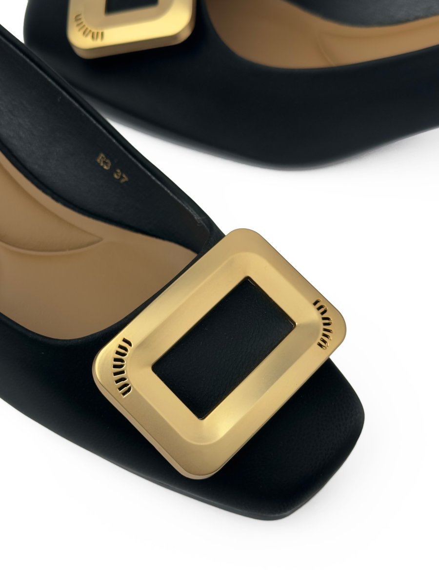 كتاب كلاسيك بكعب عريض ذو طابع عريض