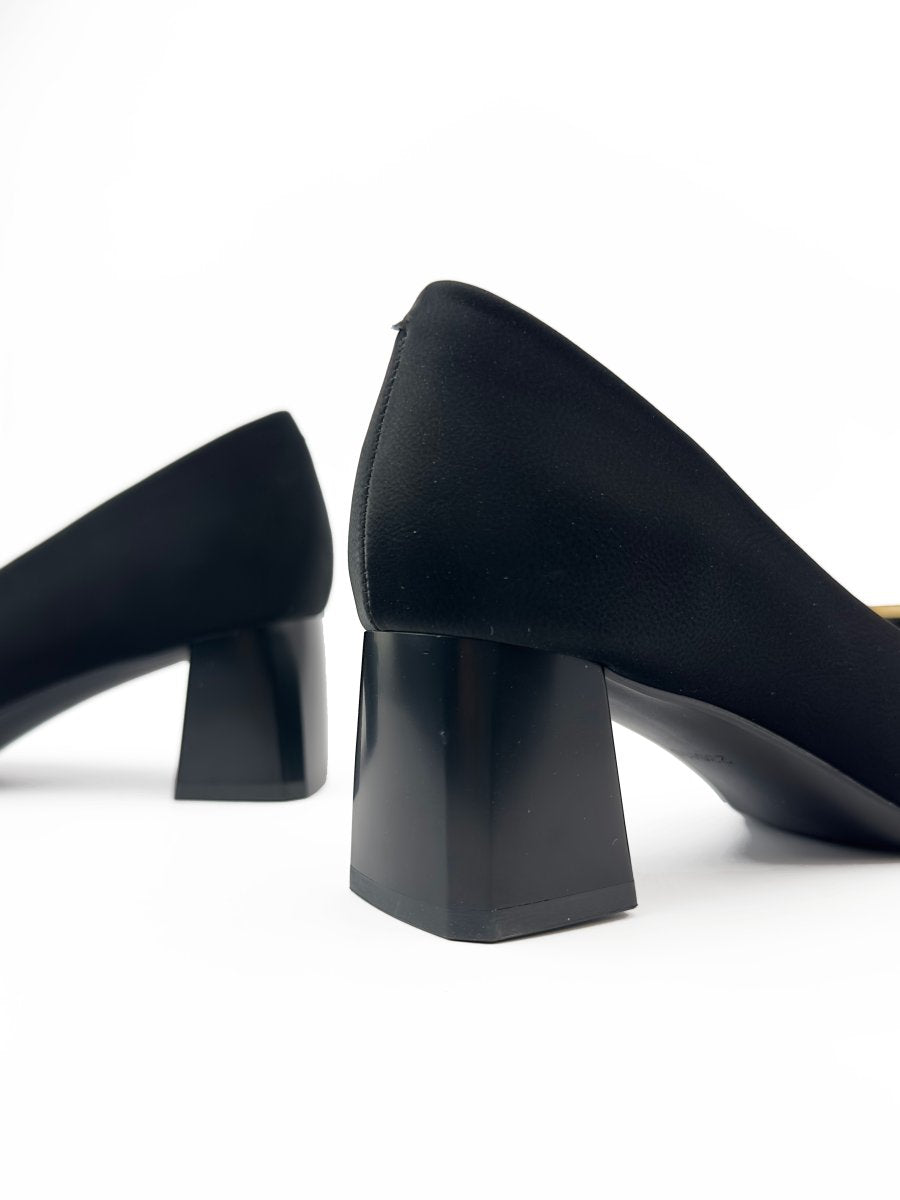 كتاب كلاسيك بكعب عريض ذو طابع عريض