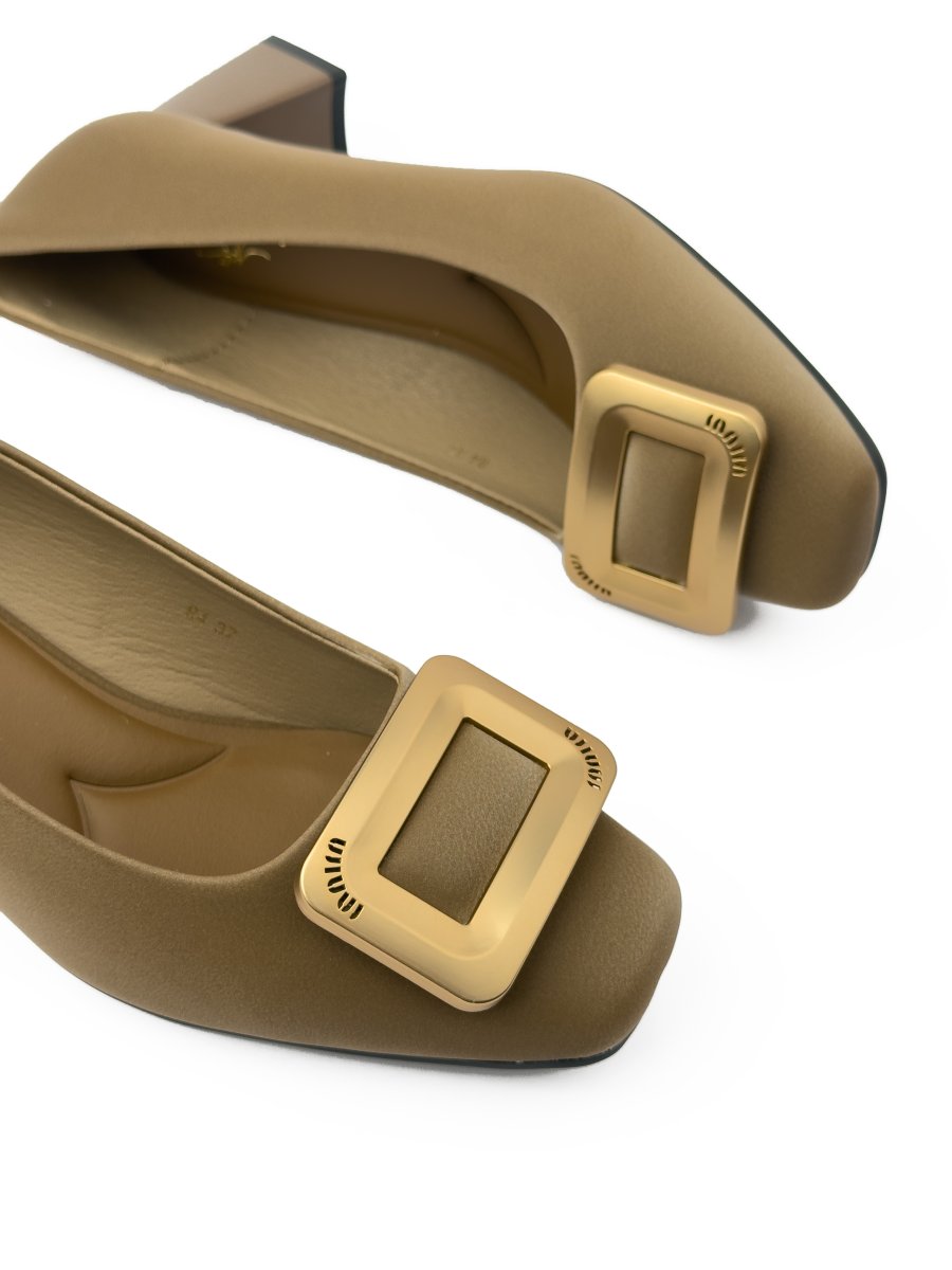 كتاب كلاسيك بكعب عريض ذو طابع عريض