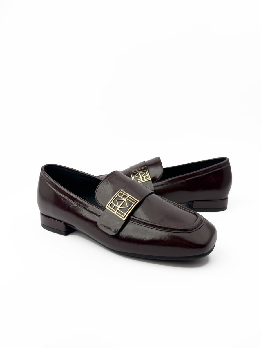 لوفر جلد ذو تفاصيل معدنية