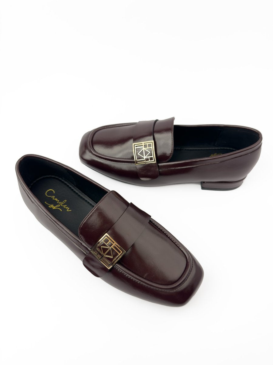 لوفر جلد ذو تفاصيل معدنية