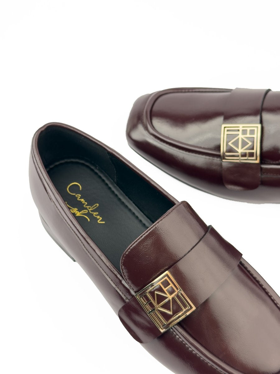 لوفر جلد ذو تفاصيل معدنية