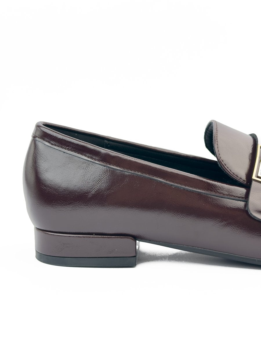 لوفر جلد ذو تفاصيل معدنية