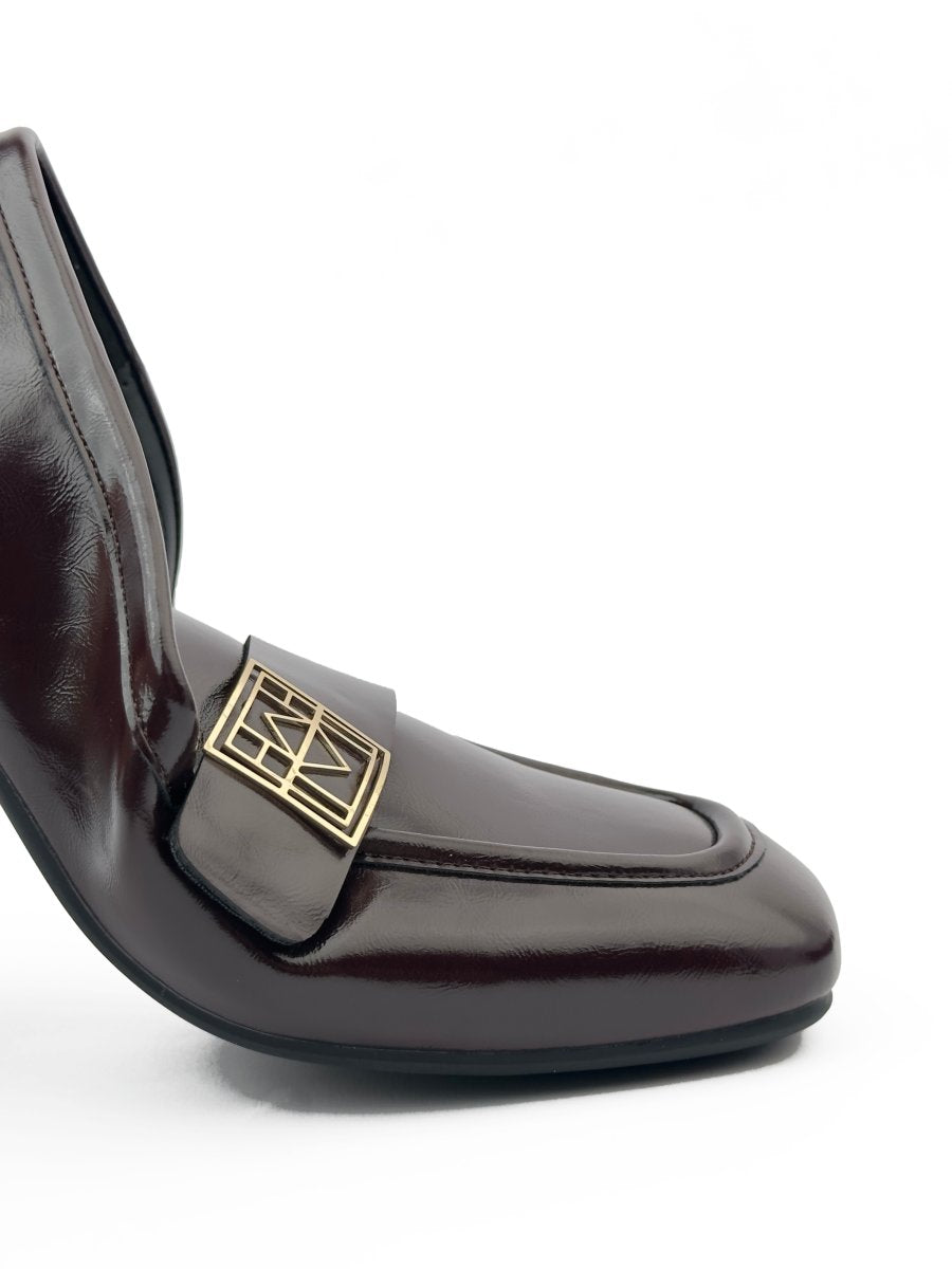 لوفر جلد ذو تفاصيل معدنية