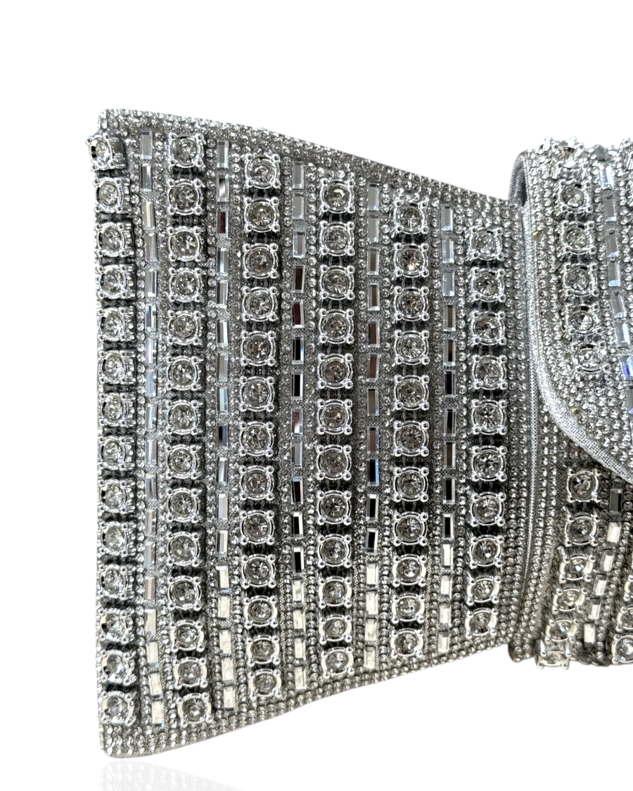 Bow-Shaped Clutch