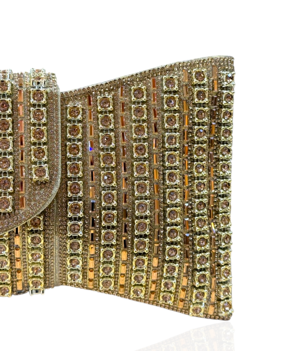 Bow-Shaped Clutch