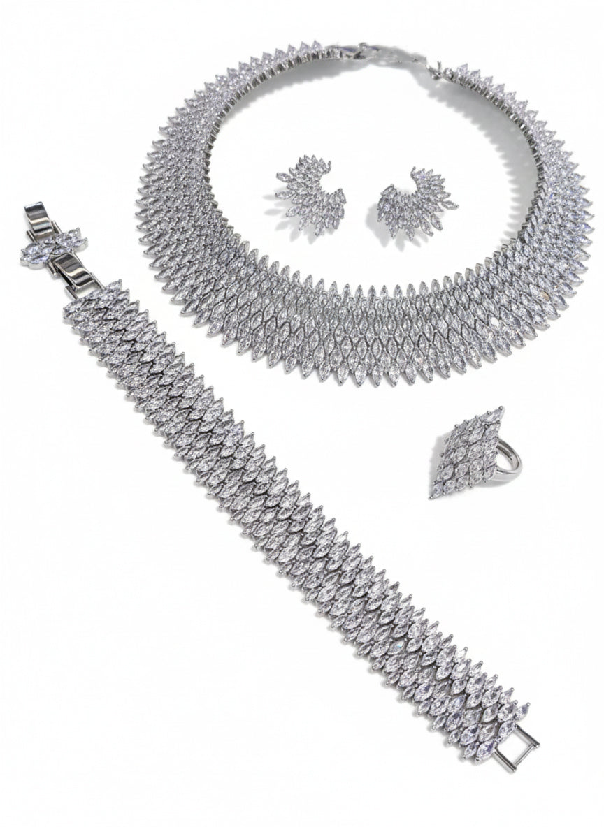 مرصع بأحجار الزركون الفضية