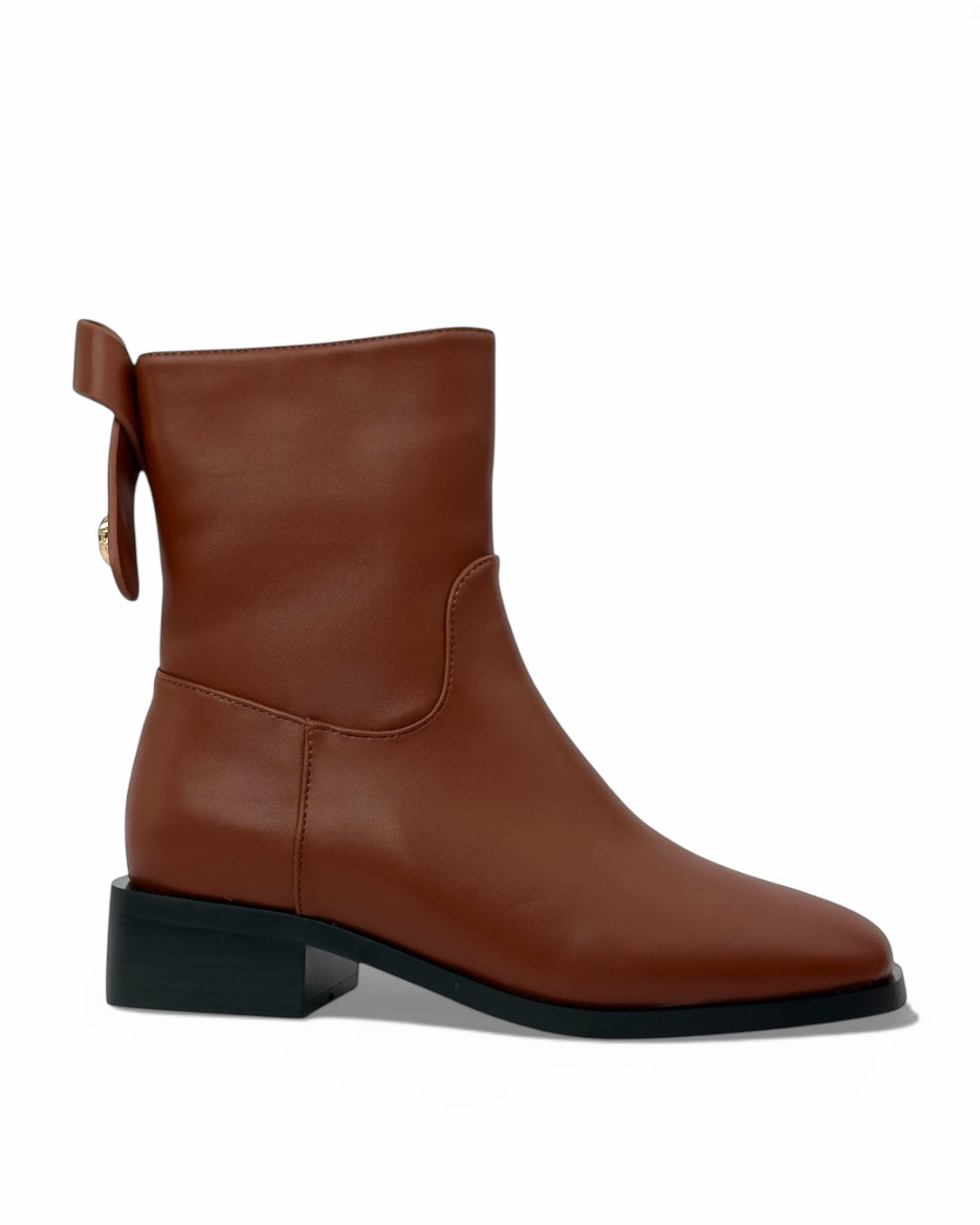 حذاء قصير أنيق مزين بفيونكة خلفية