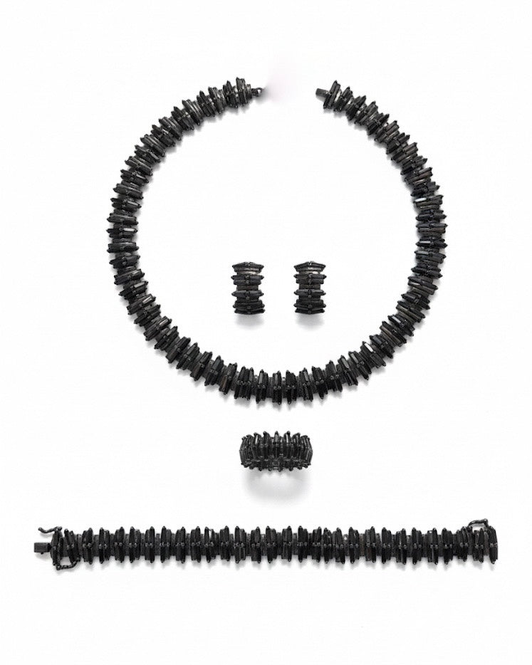 مرصع بأحجار الزركون الأسود