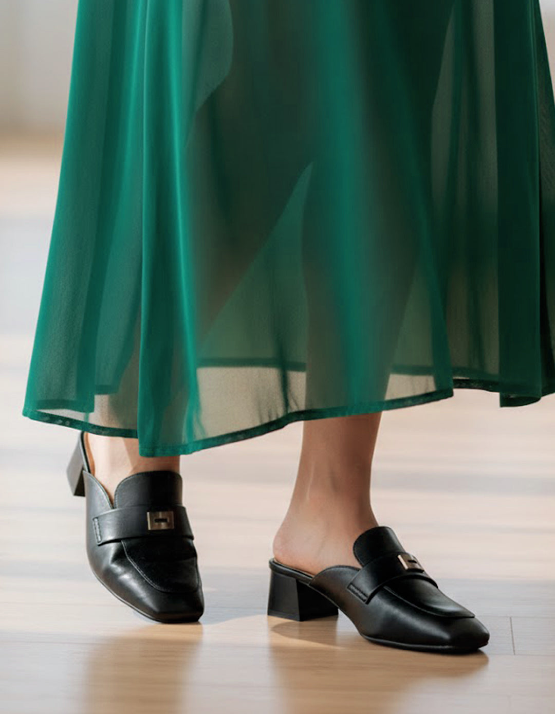 حذاء بدون كعب بكعب عريض وإبزيم ذهبي