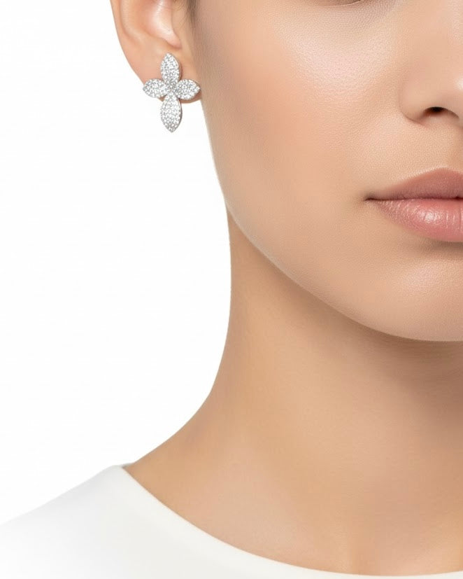 أقراط مرصعة بالزركون