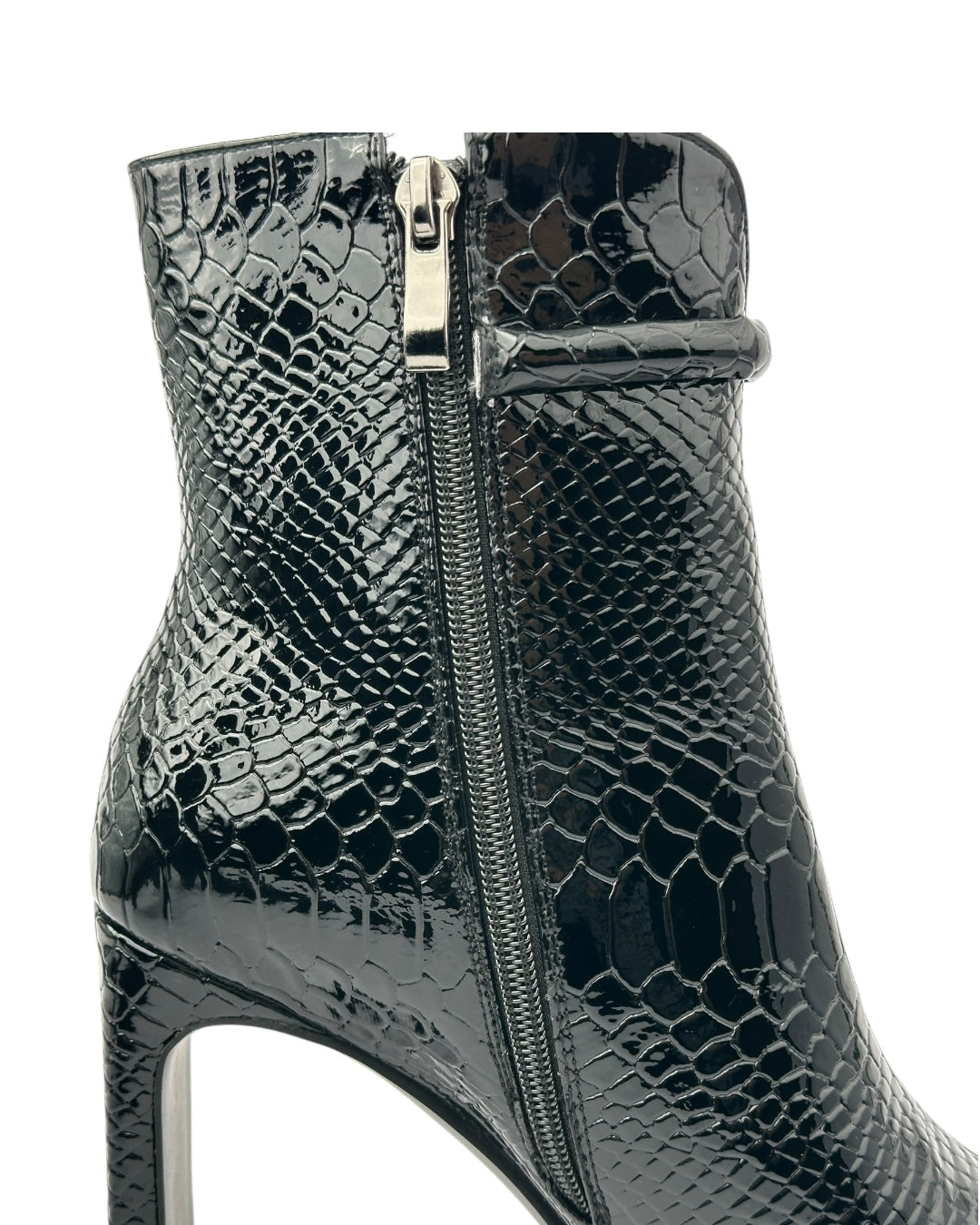 أحذية جلدية لامعة بنقشة جلد الثعبان