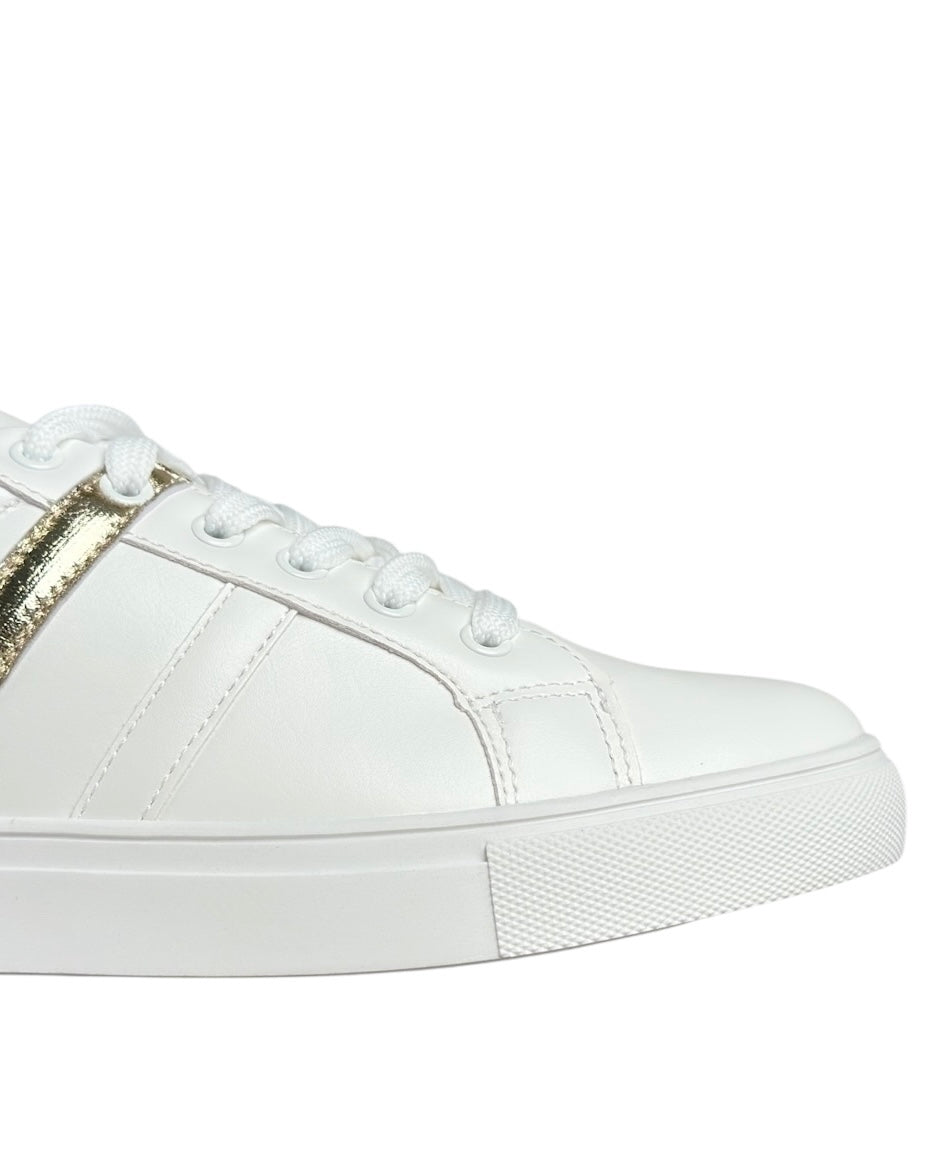 حذاء رياضي أبيض من الجلد الطبي