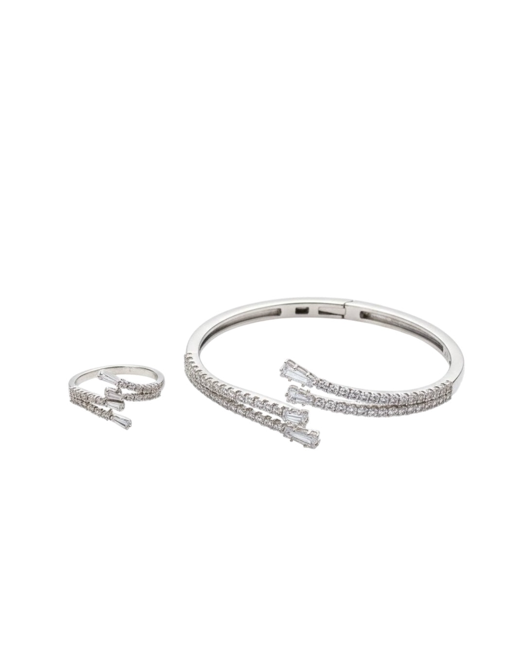 طقم سوار وخاتم مرصع بأحجار الزركون