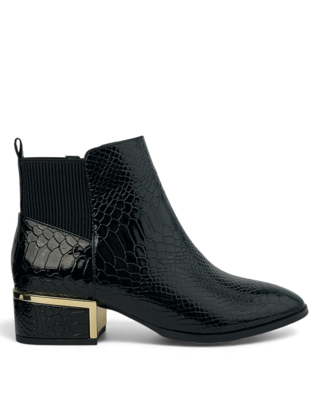 حذاء بنقشة جلد التمساح