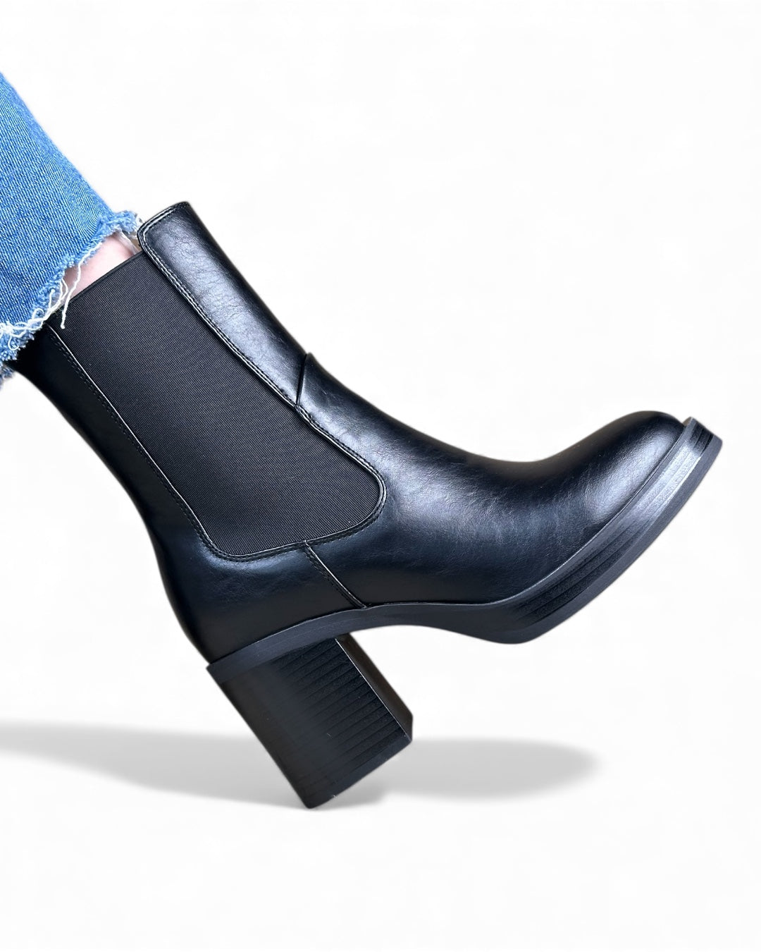 حذاء بكعب عريض من الجلد مع جزء جانبي قابل للتمدد