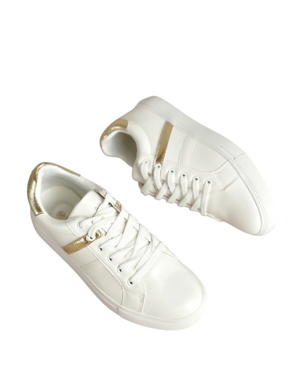 حذاء رياضي أبيض من الجلد الطبي