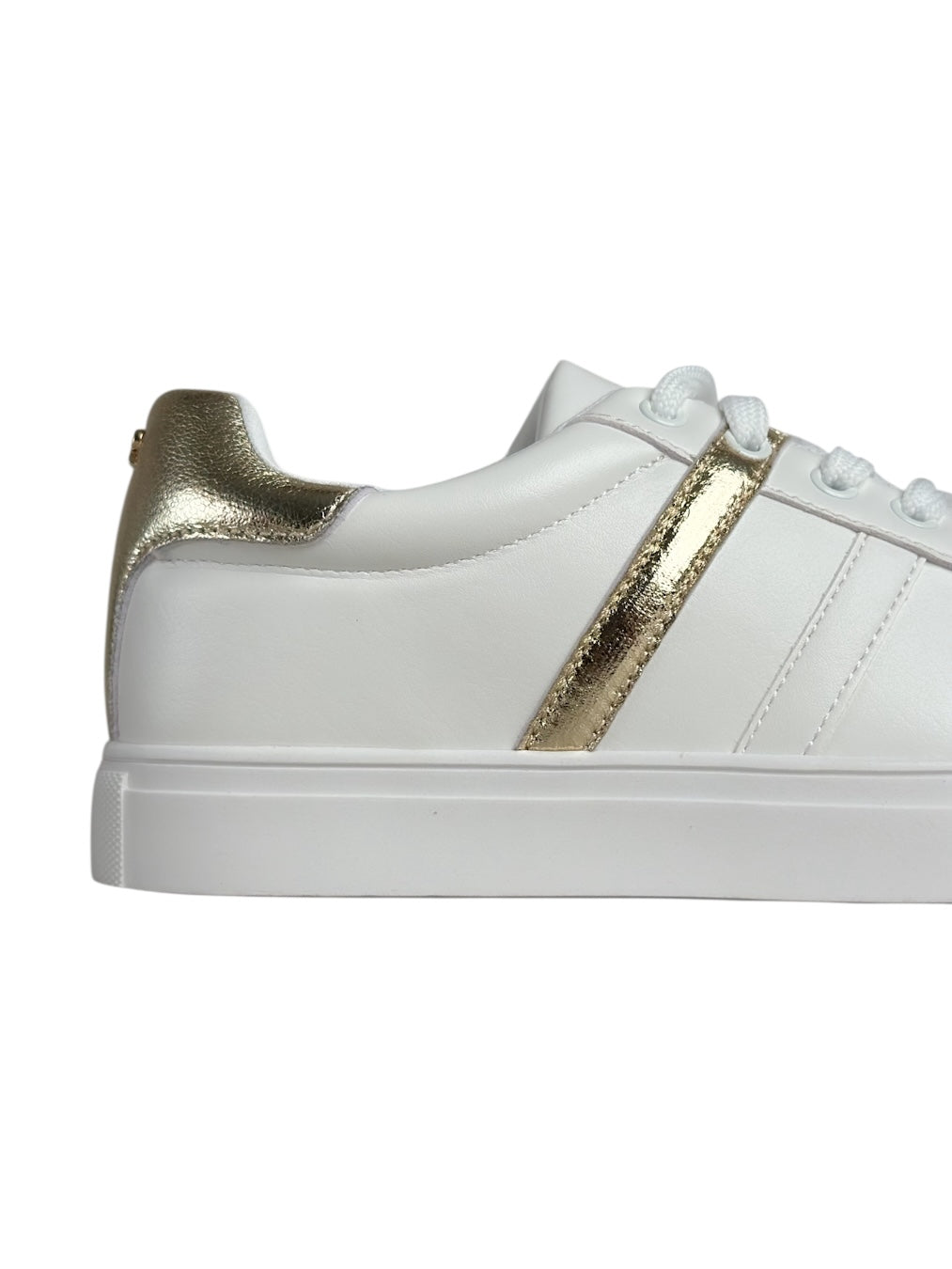 حذاء رياضي أبيض من الجلد الطبي