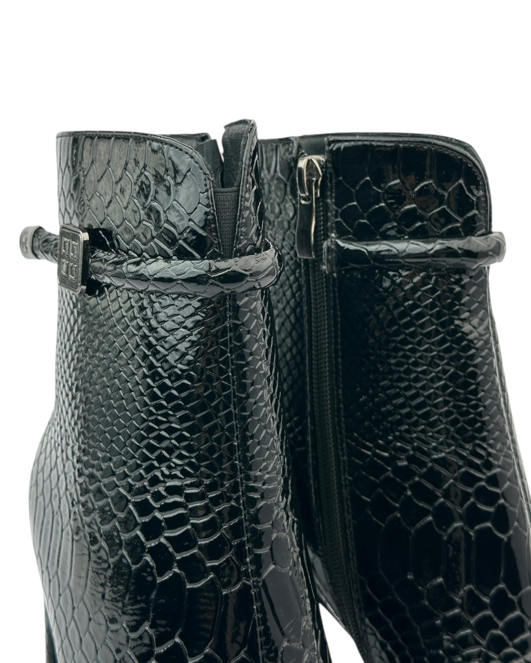 أحذية جلدية لامعة بنقشة جلد الثعبان