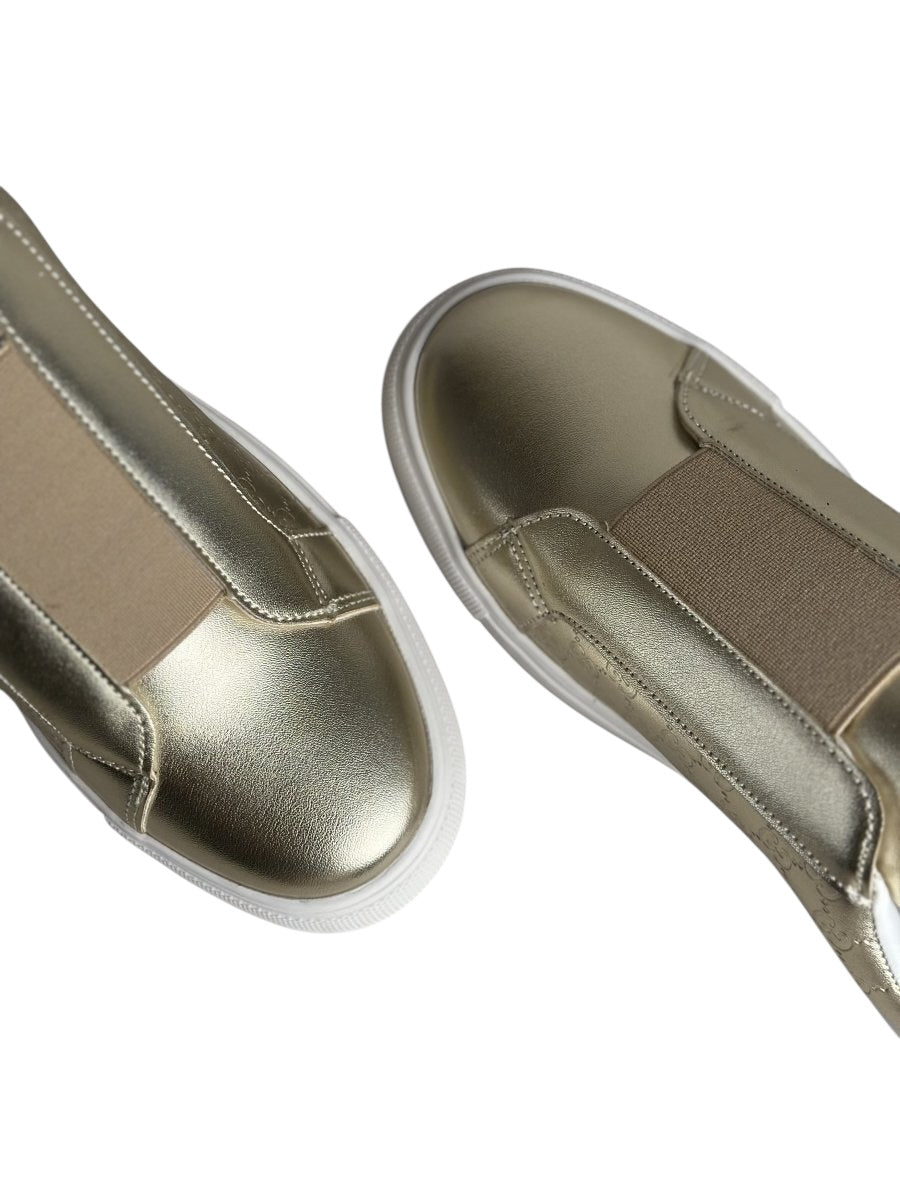 حذاء رياضي من الجلد اللامع