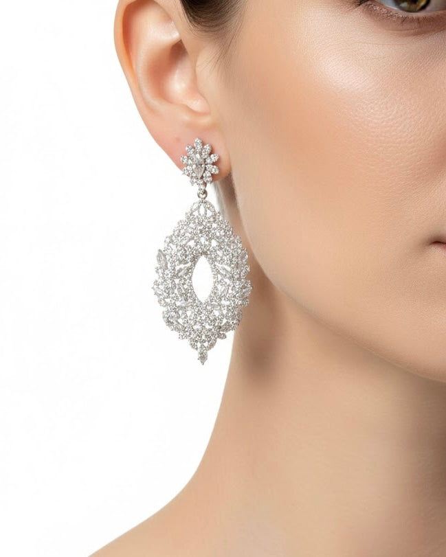 أقراط مرصعة بالزركون