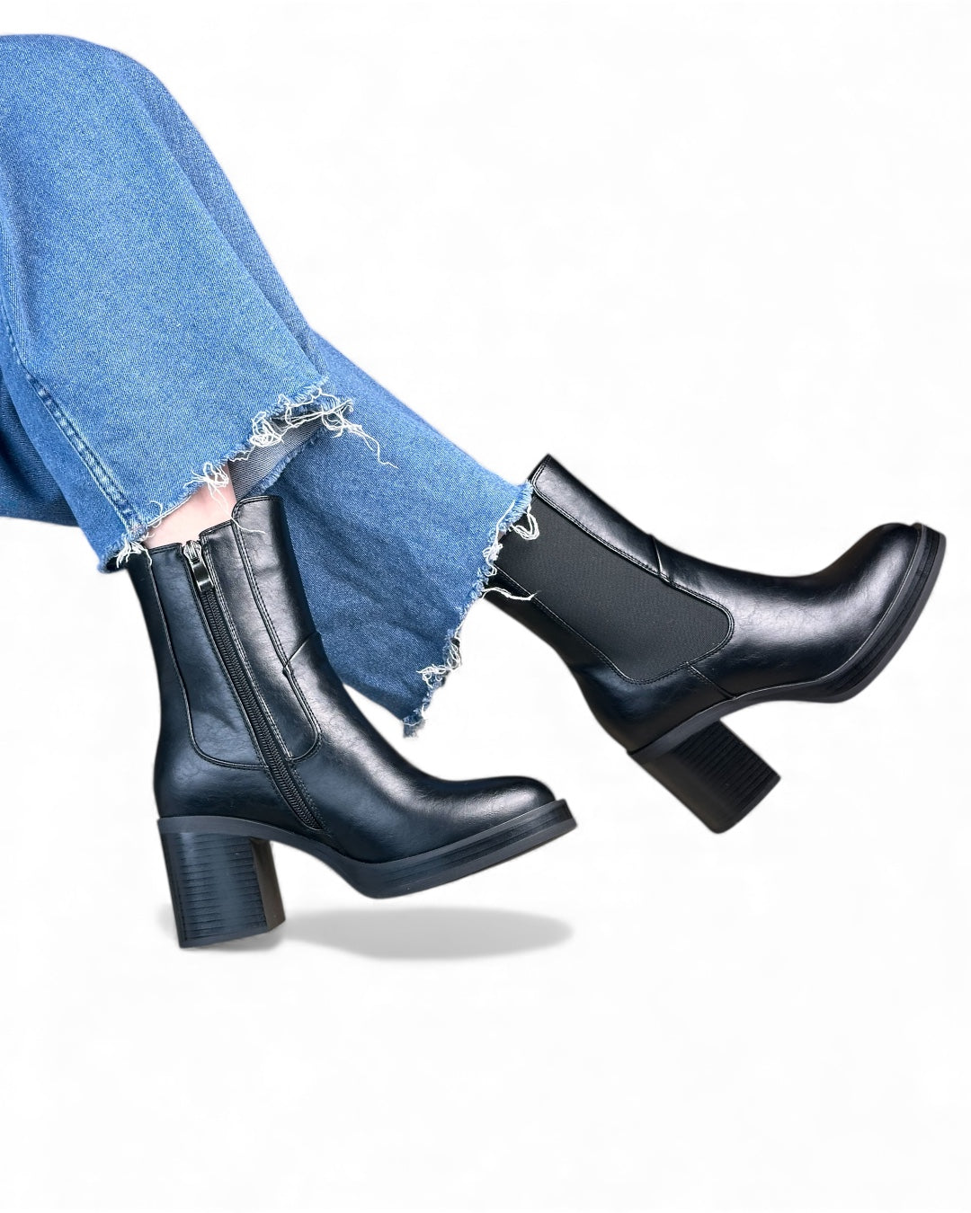 حذاء بكعب عريض من الجلد مع جزء جانبي قابل للتمدد