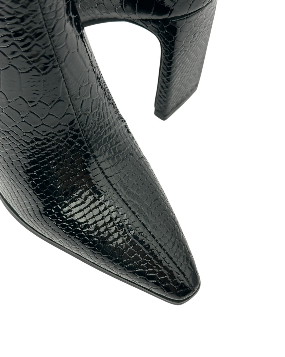 أحذية جلدية لامعة بنقشة جلد الثعبان