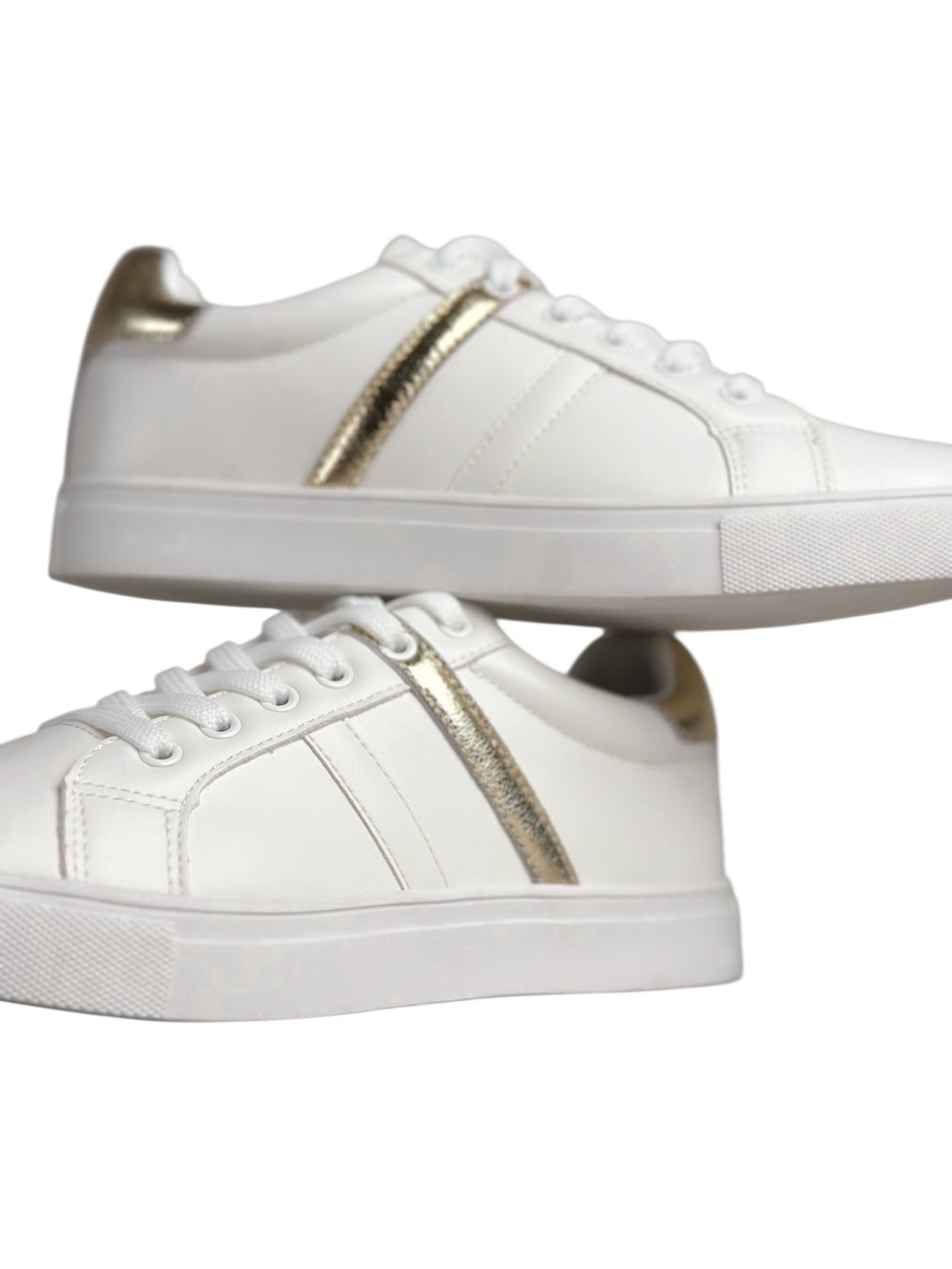 حذاء رياضي أبيض من الجلد الطبي