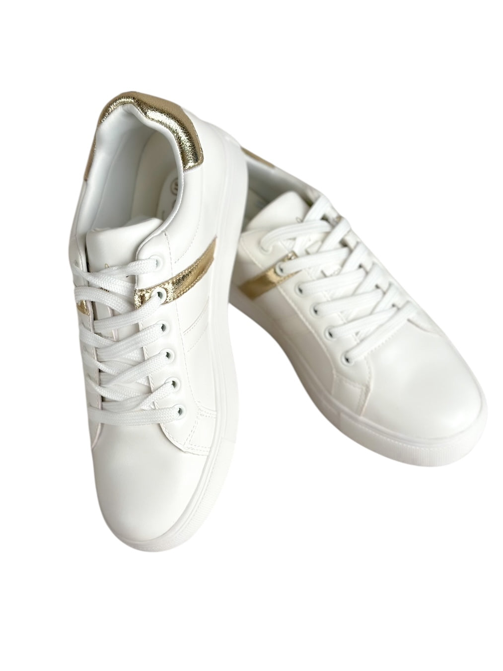 حذاء رياضي أبيض من الجلد الطبي