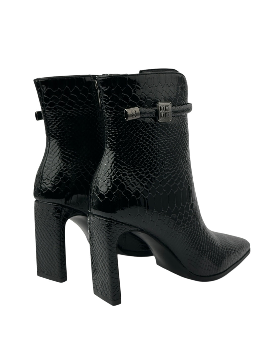 أحذية جلدية لامعة بنقشة جلد الثعبان