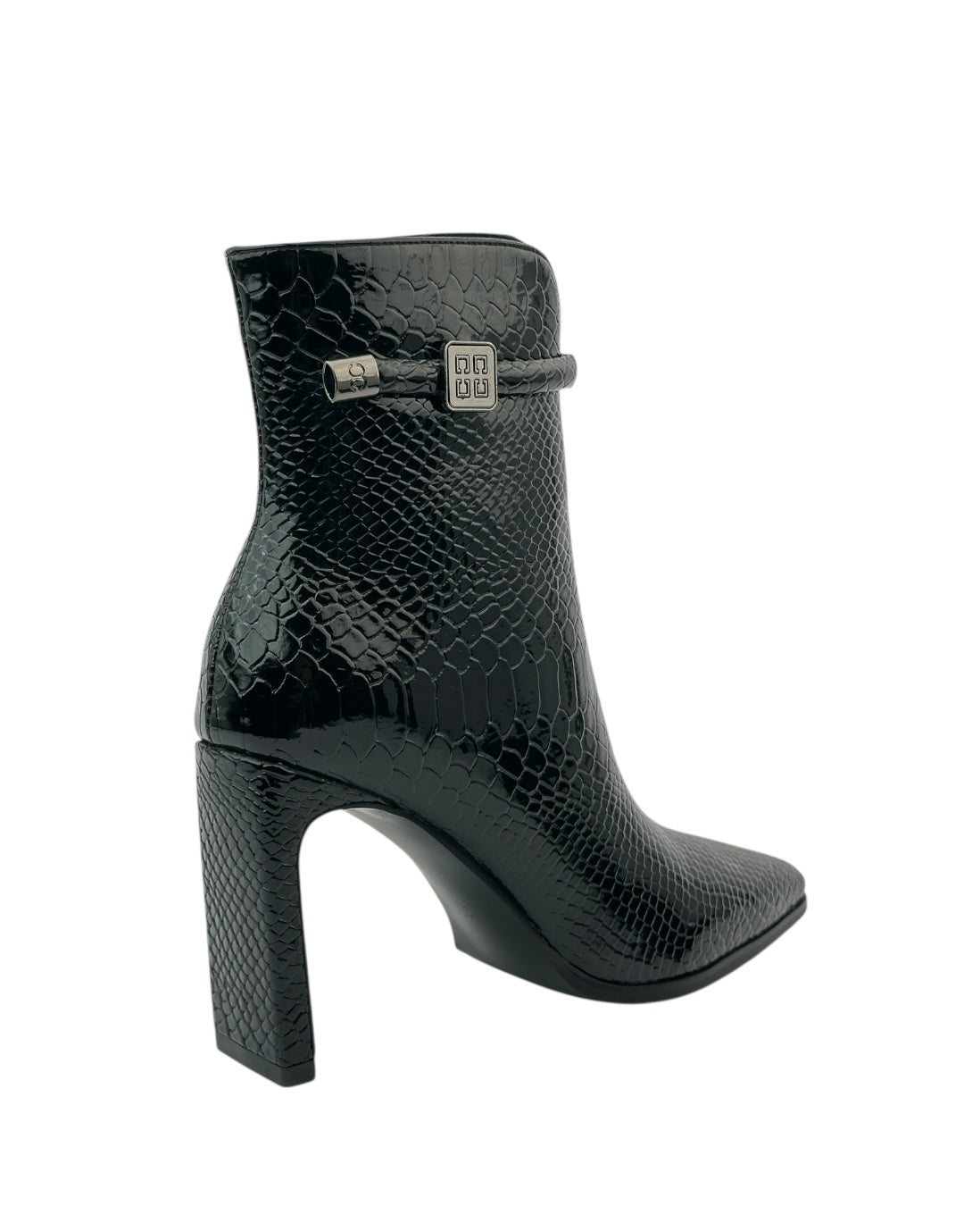 أحذية جلدية لامعة بنقشة جلد الثعبان