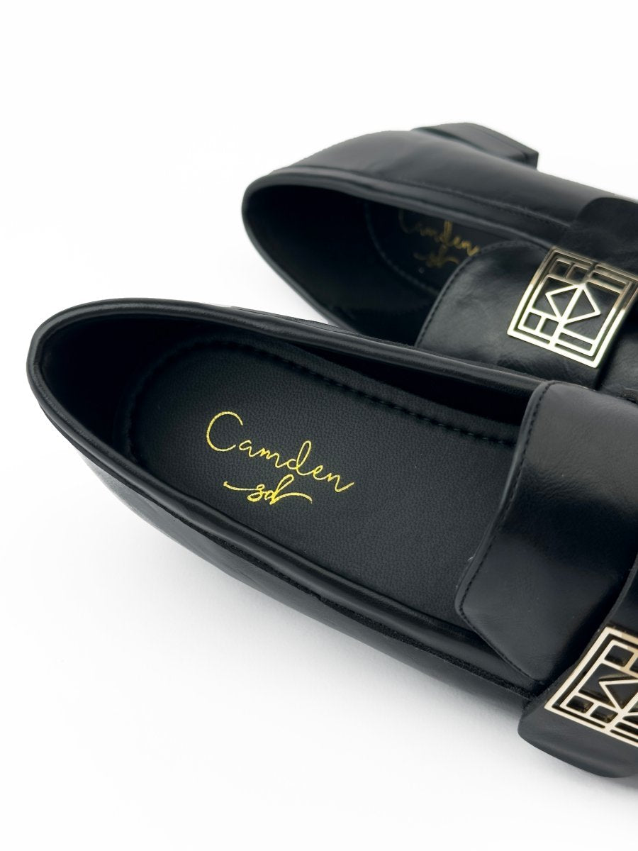 لوفر جلد ذو تفاصيل معدنية