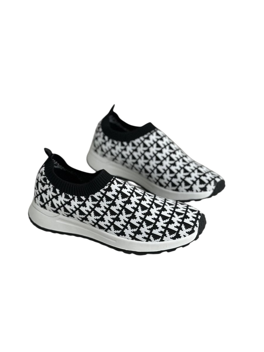 أحذية عملية من القماش الطبي