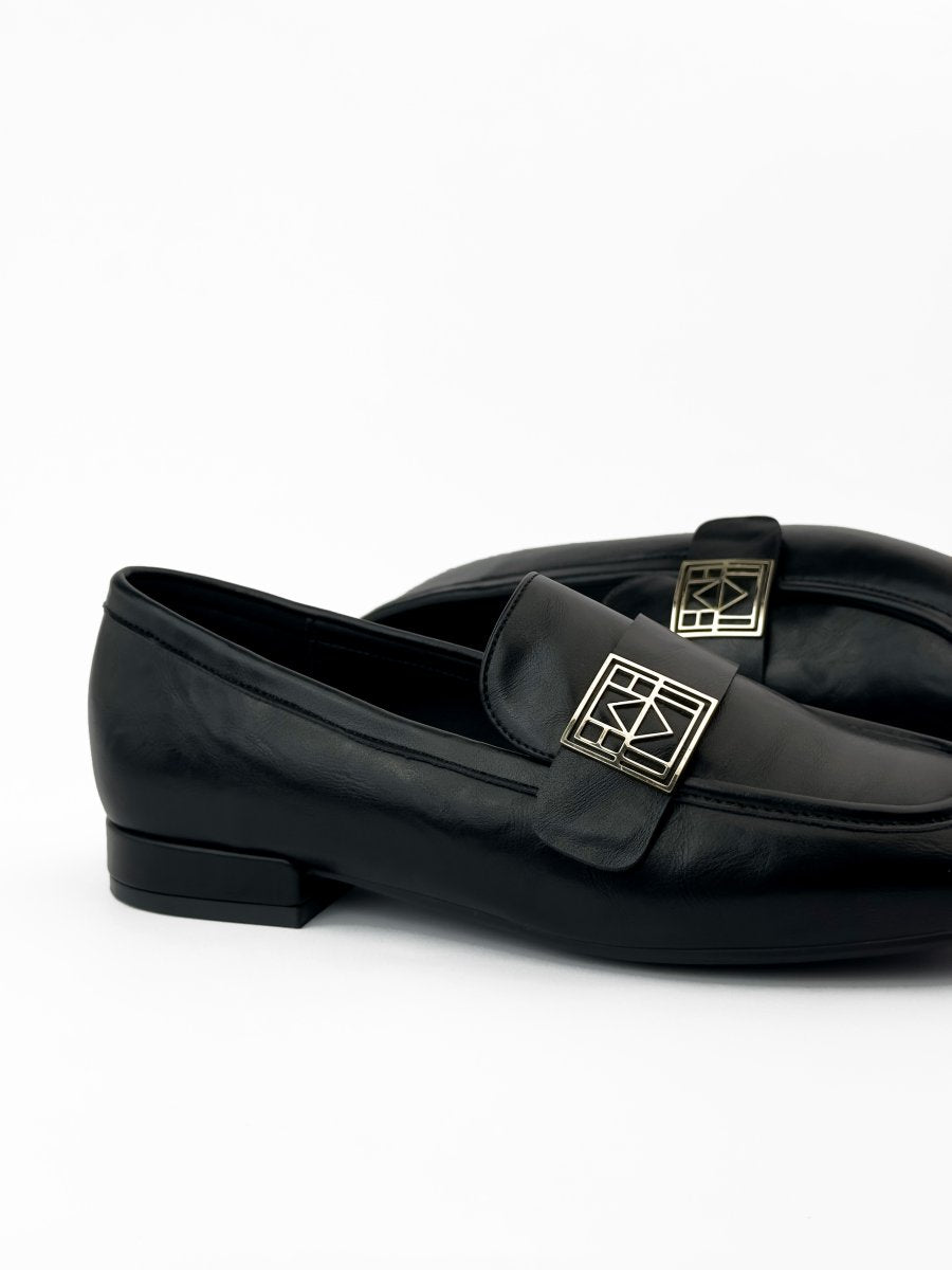 لوفر جلد ذو تفاصيل معدنية